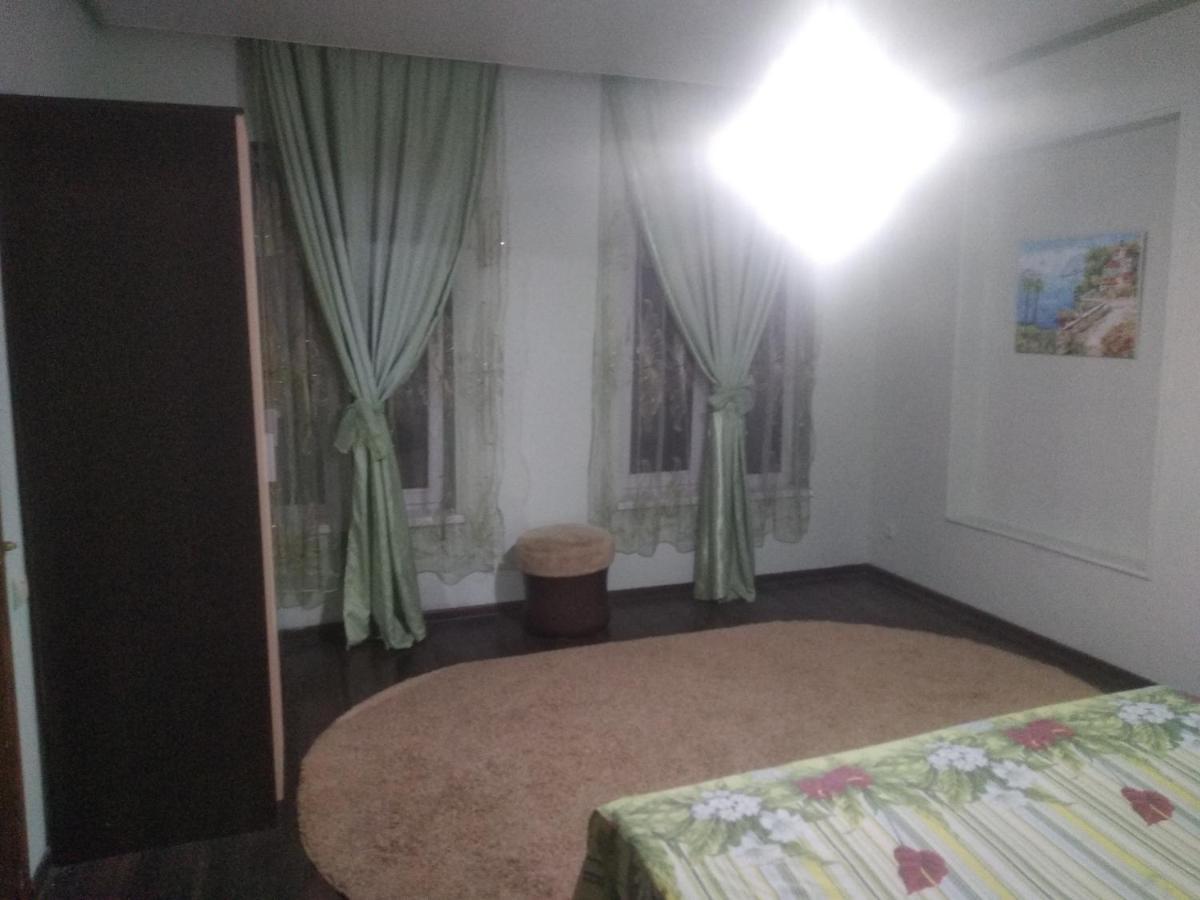 Apartment On Dzhonua Street Сухуми Екстериор снимка